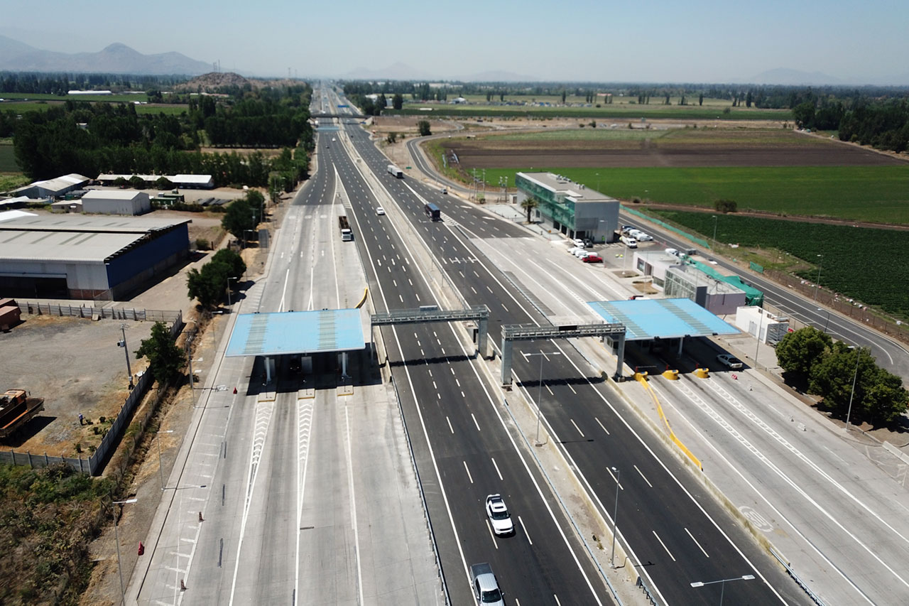 Autobahn in Deutschland mit fahrenden Fahrzeugen, im Kontext des C-ITS Projekts von Kapsch TrafficCom.