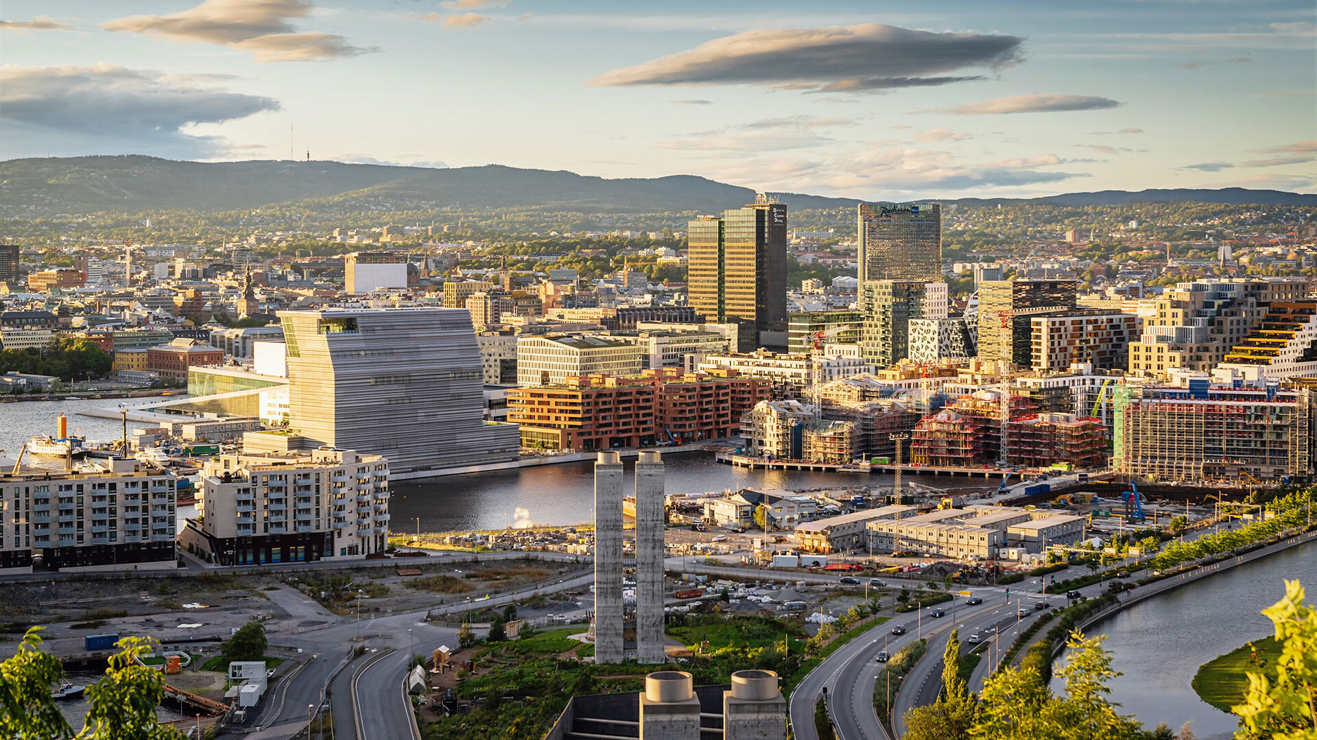 © Kapsch TrafficCom Stadtansicht mit zahlreichen Gebäuden und Straßen im Vordergrund.