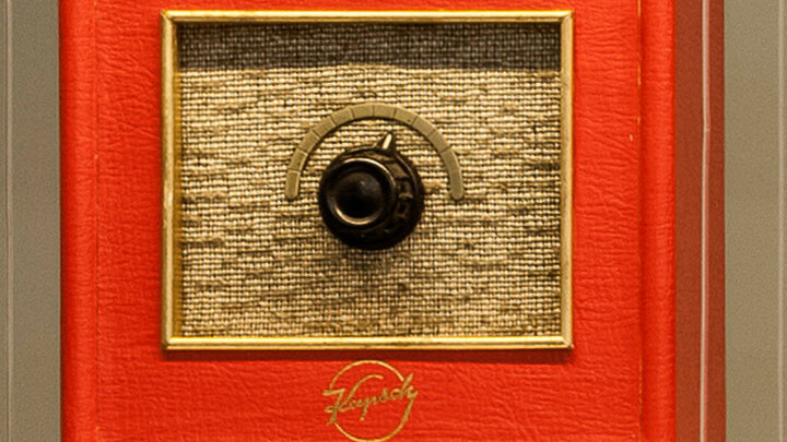 Ein Lautsprecher in einem roten Gehäuse.