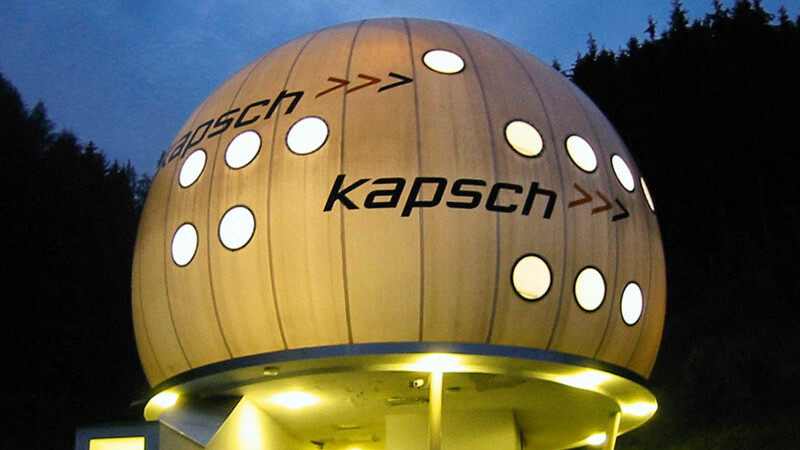 Rundes Gebäude mit Beleuchtung im Kontext der Unternehmensgeschichte von Kapsch.