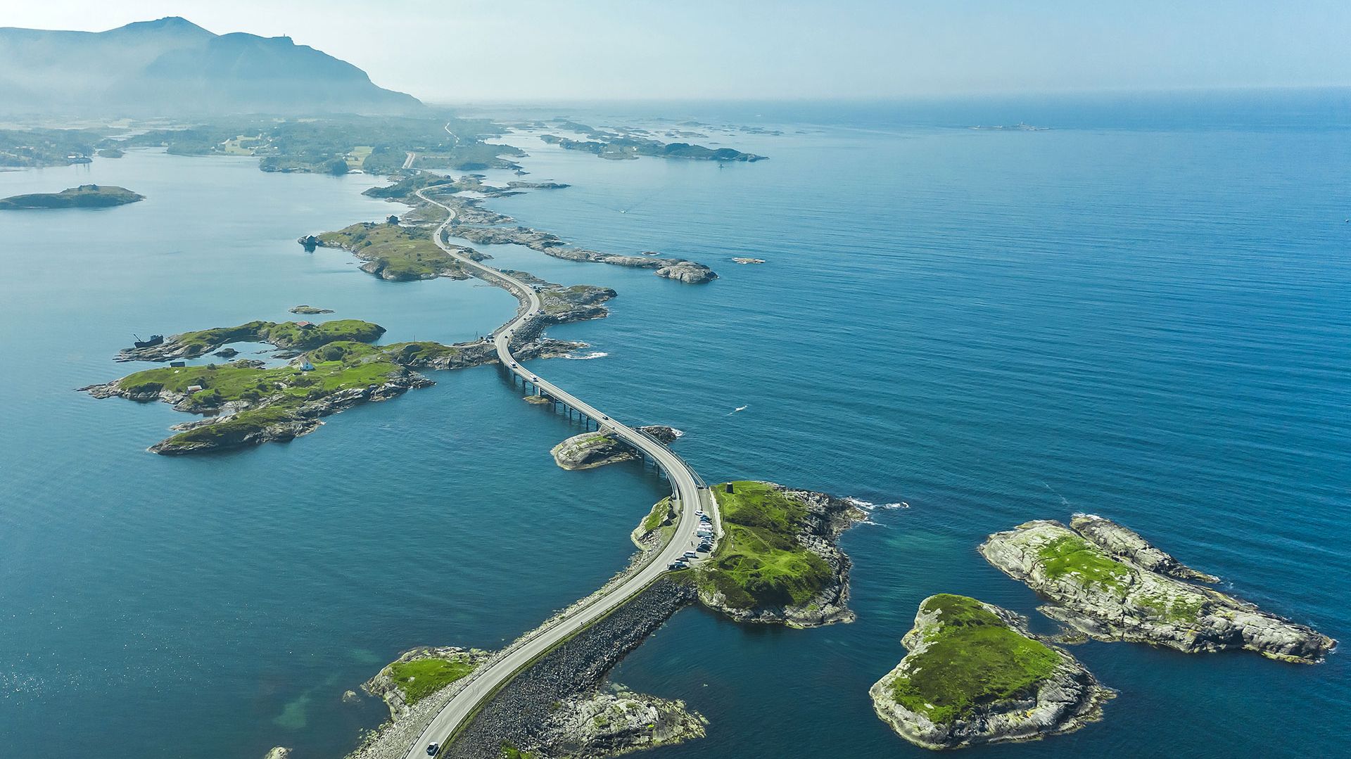 © Kapsch TrafficCom Eine Straße überquert eine Insel, umgeben von Wasser.
