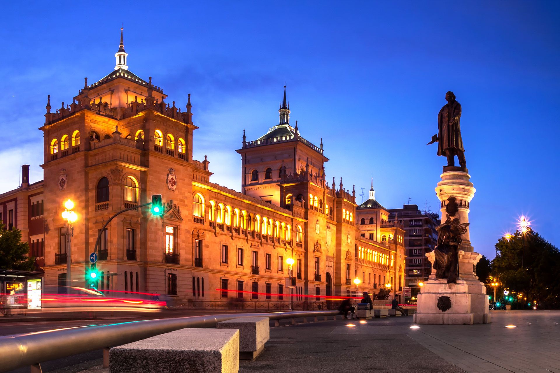 © Kapsch TrafficCom Statue vor einem großen Gebäude im Freien mit Straßenlaterne und Himmel im Hintergrund.