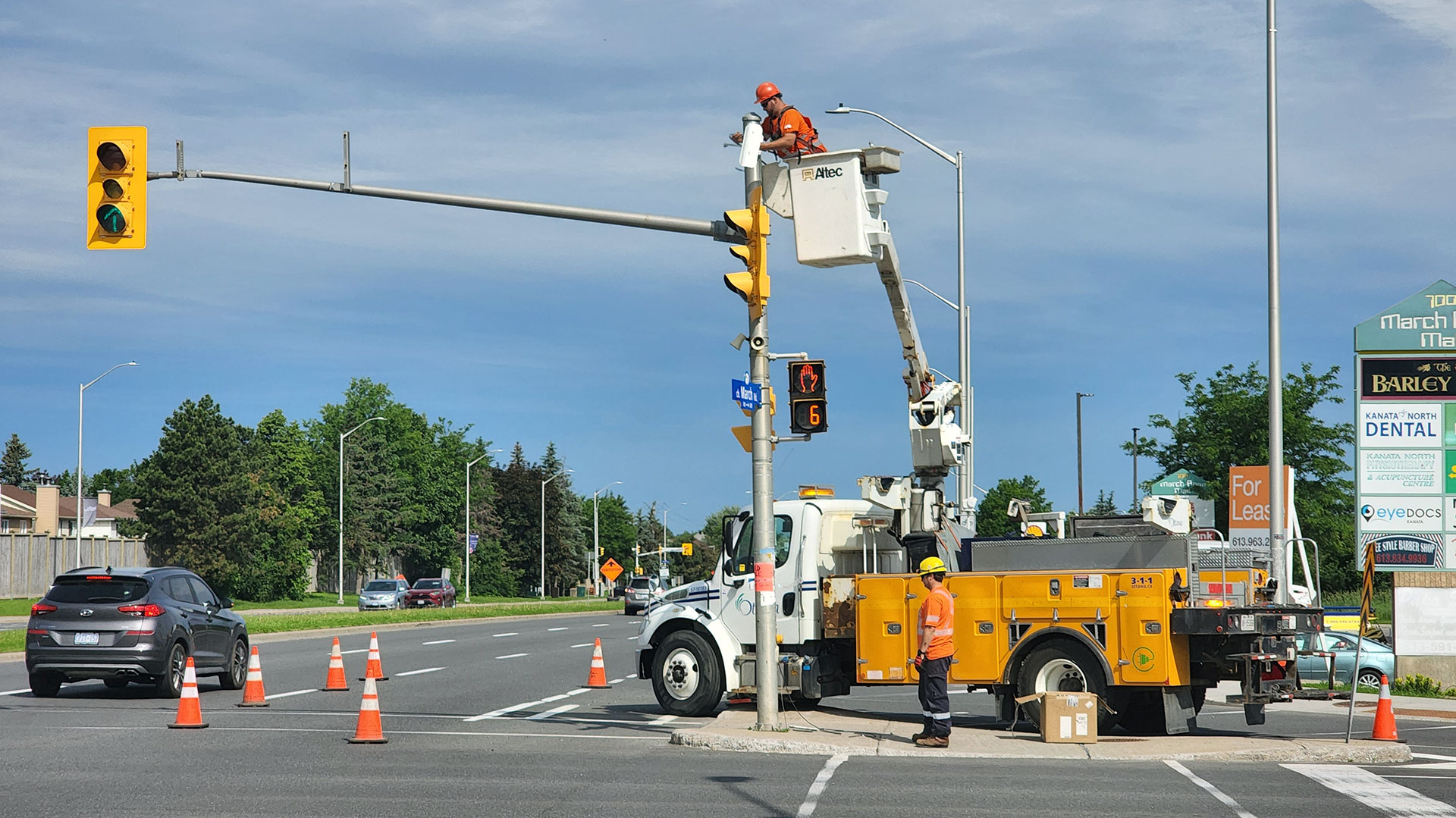 Eine Gruppe von Männern arbeitet an einer Ampel.