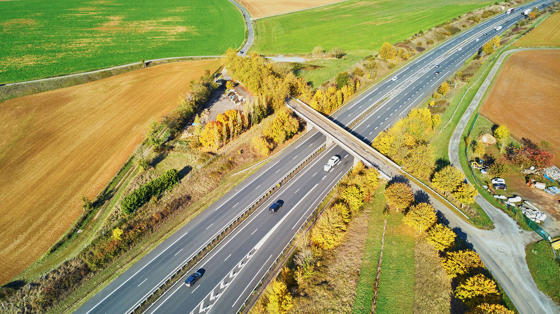 Eine Straße mit Autos darauf.