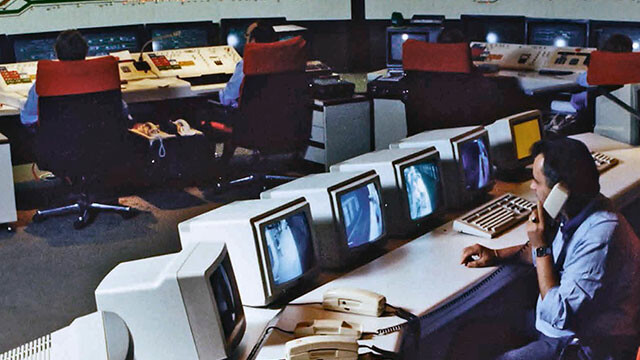 Eine Gruppe von Menschen arbeitet an Computern in einem Raum.