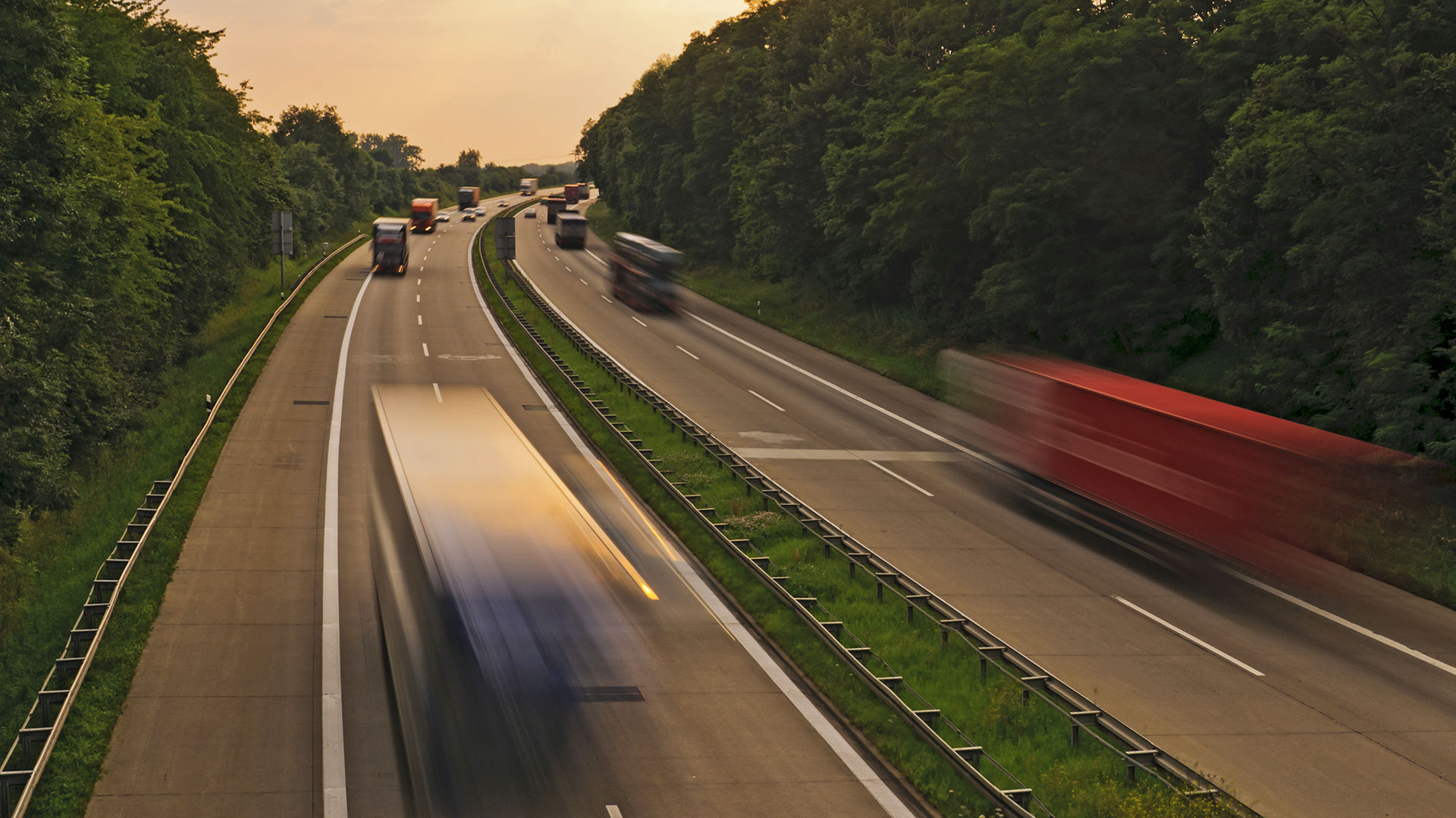 Autobahn mit Autos darauf