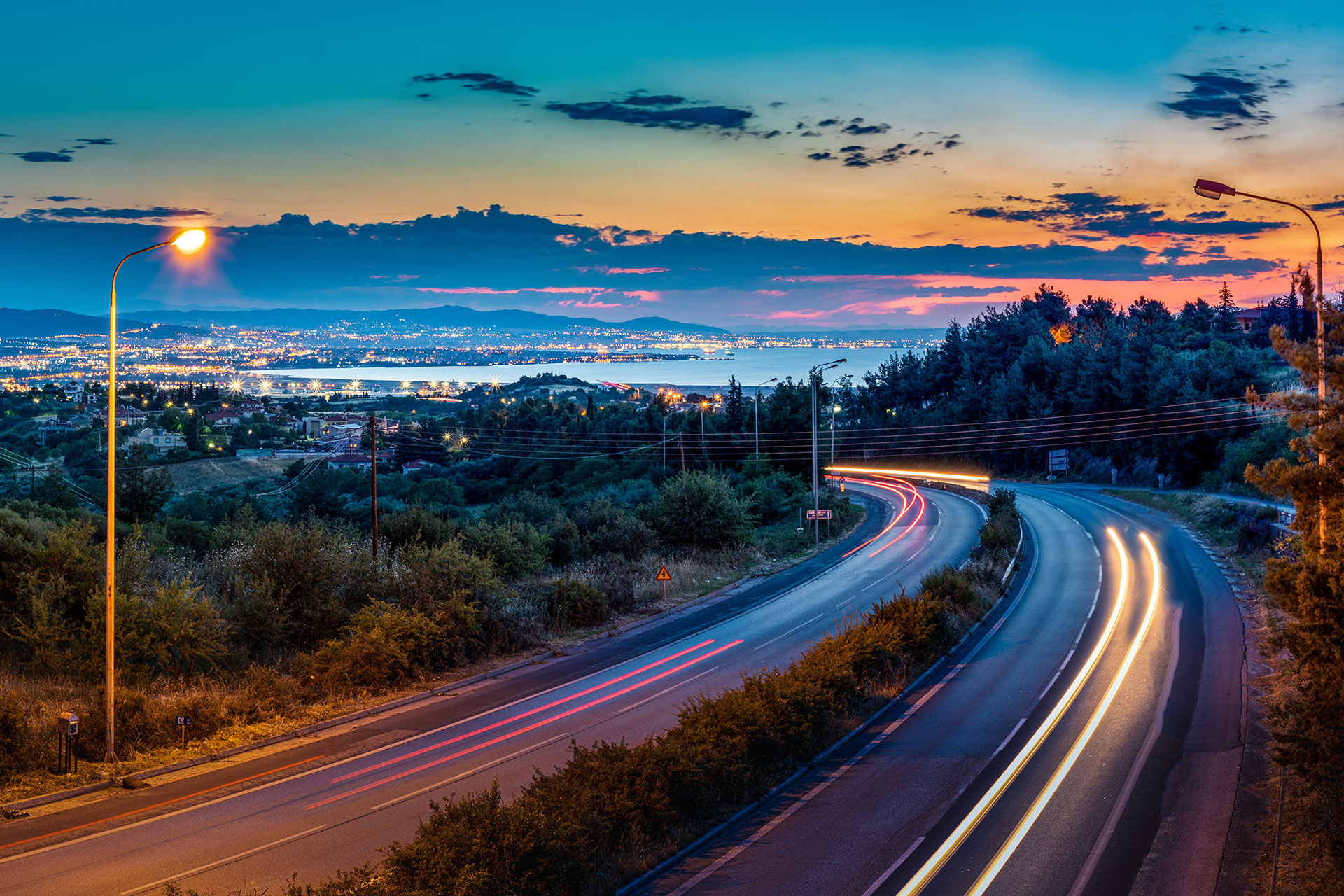 Straße mit eingeschalteten Lichtern bei Abenddämmerung