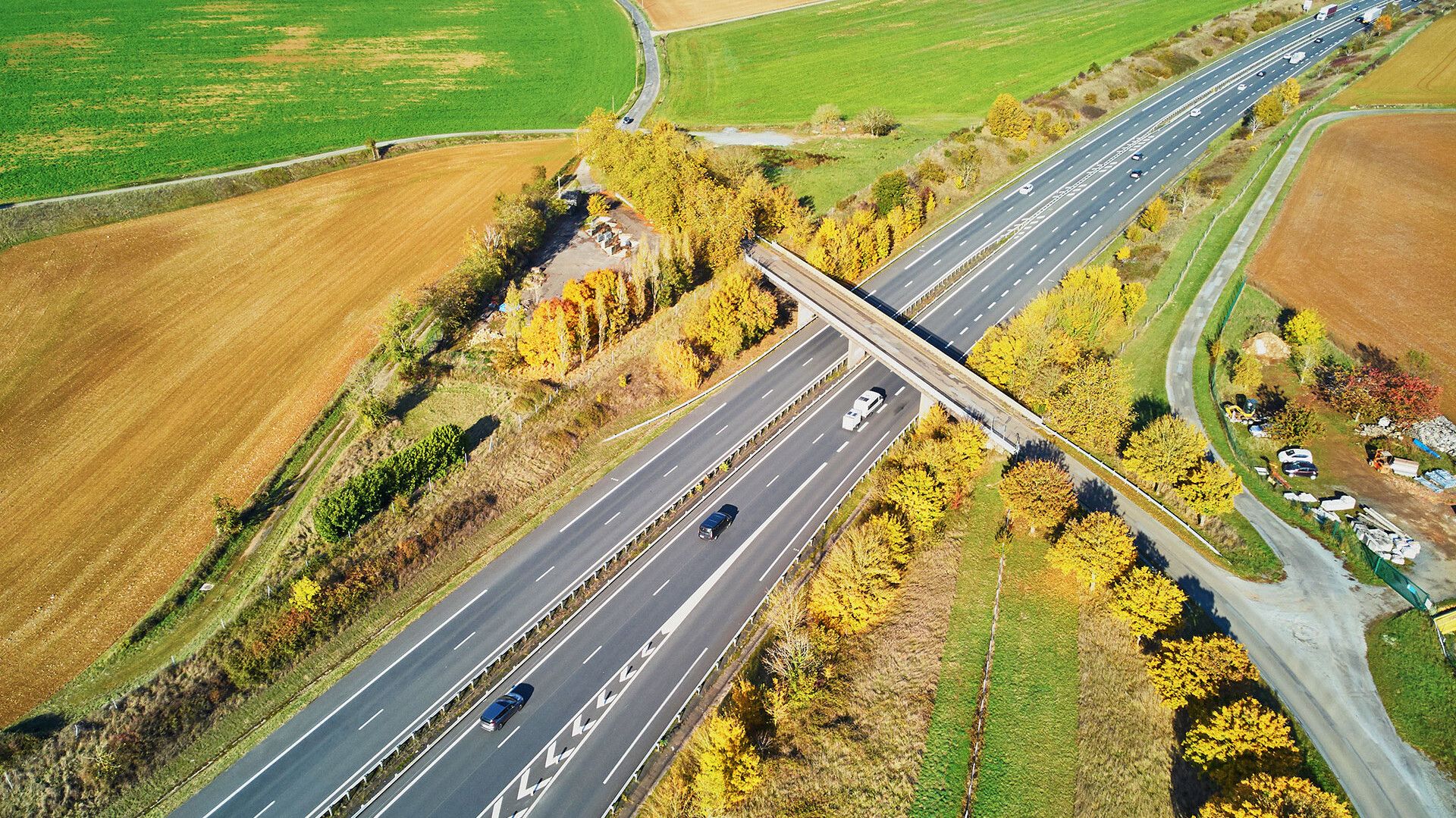 © Kapsch TrafficCom Eine Straße mit Autos darauf.