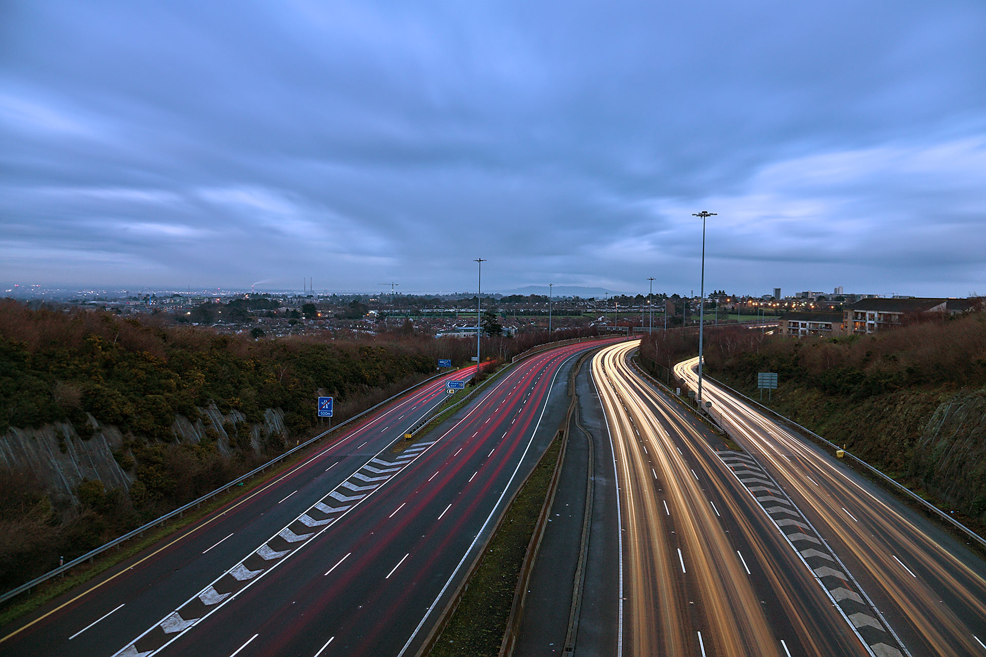© Kapsch TrafficCom Autobahn mit beleuchteter Fahrbahn bei Nacht