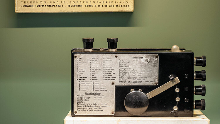 Ein schwarzes und silbernes Transistorradio in einem Büro.