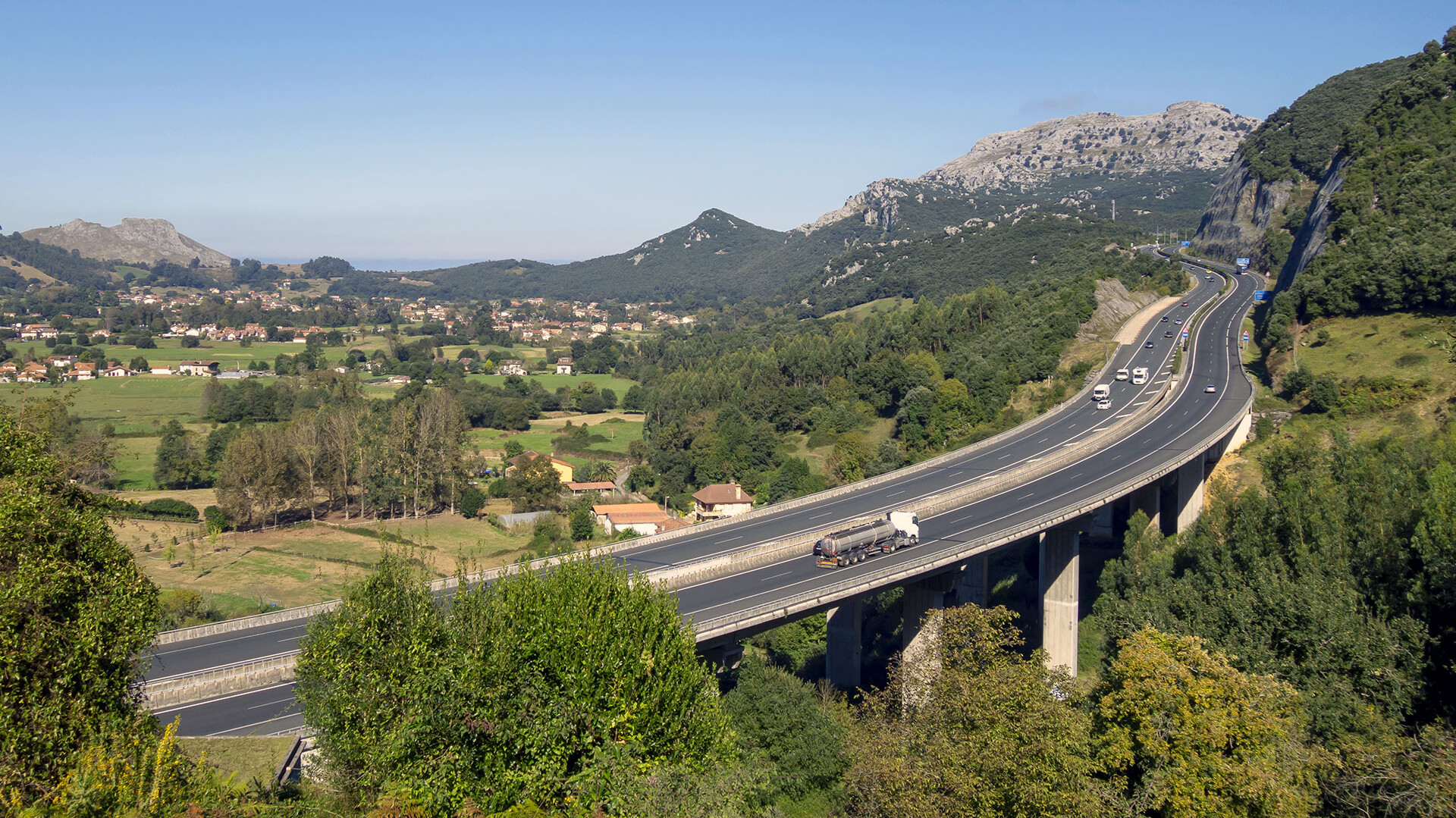 Autobahn mit fahrenden Autos unter freiem Himmel.