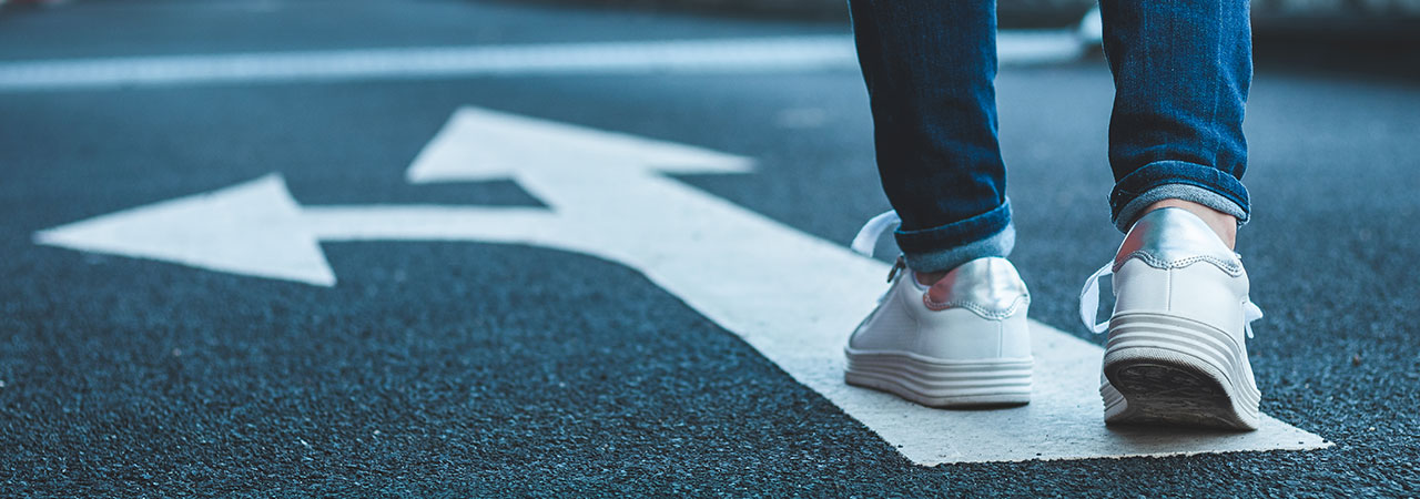 Weiße Schuhe auf einer Straße.