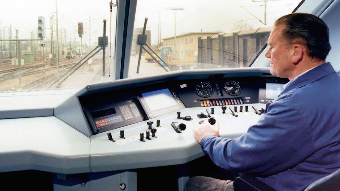 Ein Mann an einem Kontrollpult in einem technischen Raum.