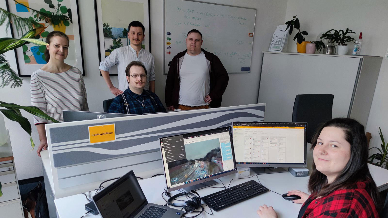 Eine Gruppe von Menschen in einem Büro.