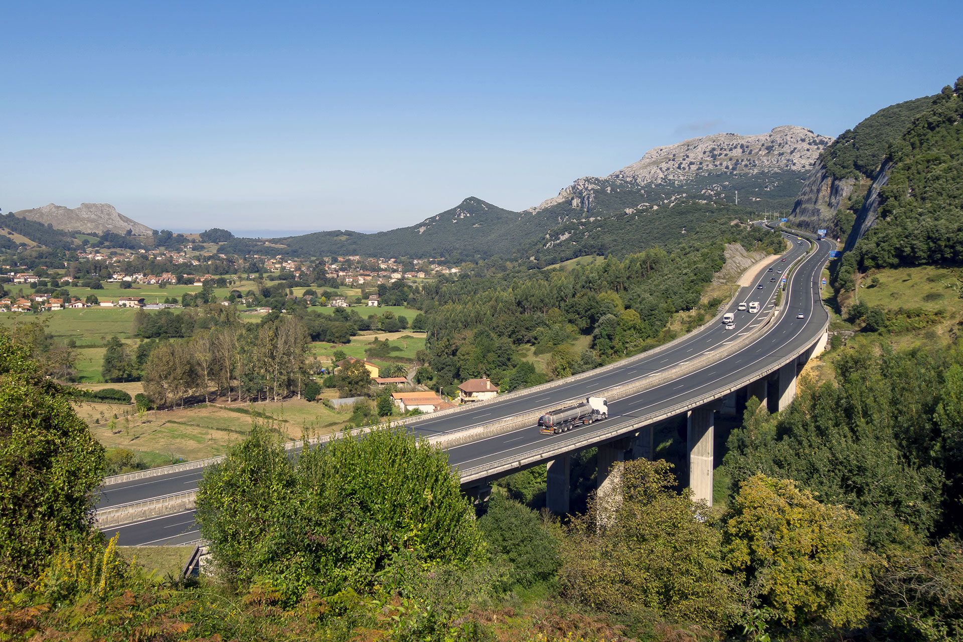 © Bildnachweis: agafapaperiapunta
Creative #: 1082883748
Lizenztyp: Lizenzfrei
Kollektion: iStock / Getty Images Plus Autobahn mit fahrenden Autos unter freiem Himmel.