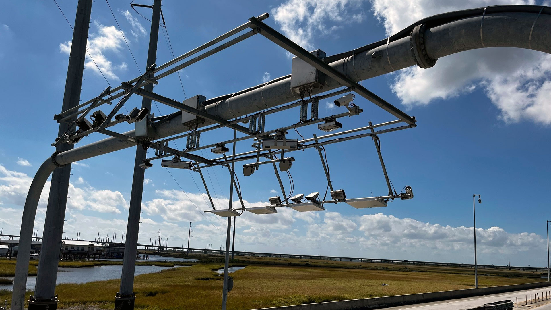 Stromleitungen mit eingeschalteten Lichtern.