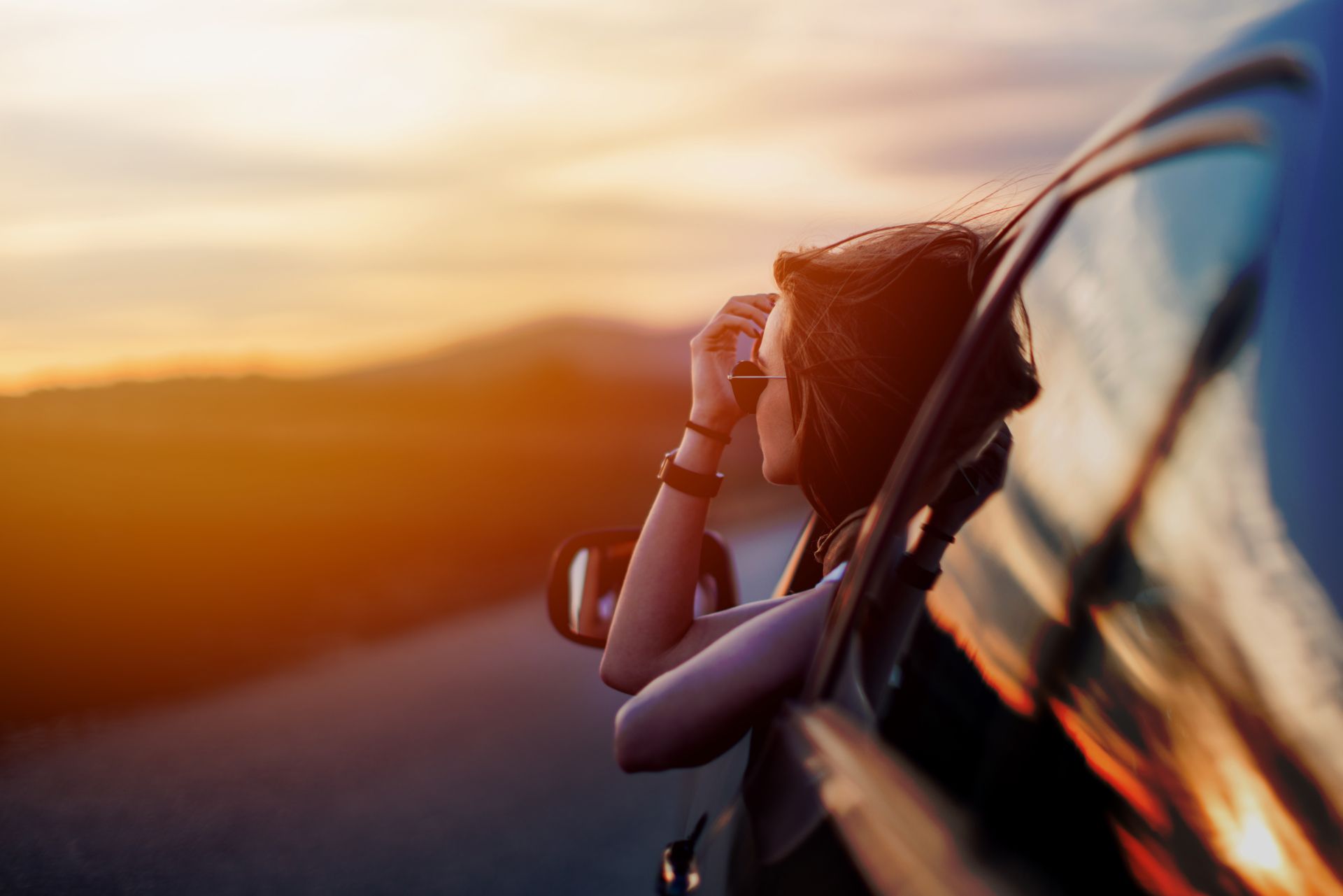 Eine Frau schaut aus einem Autofenster.
