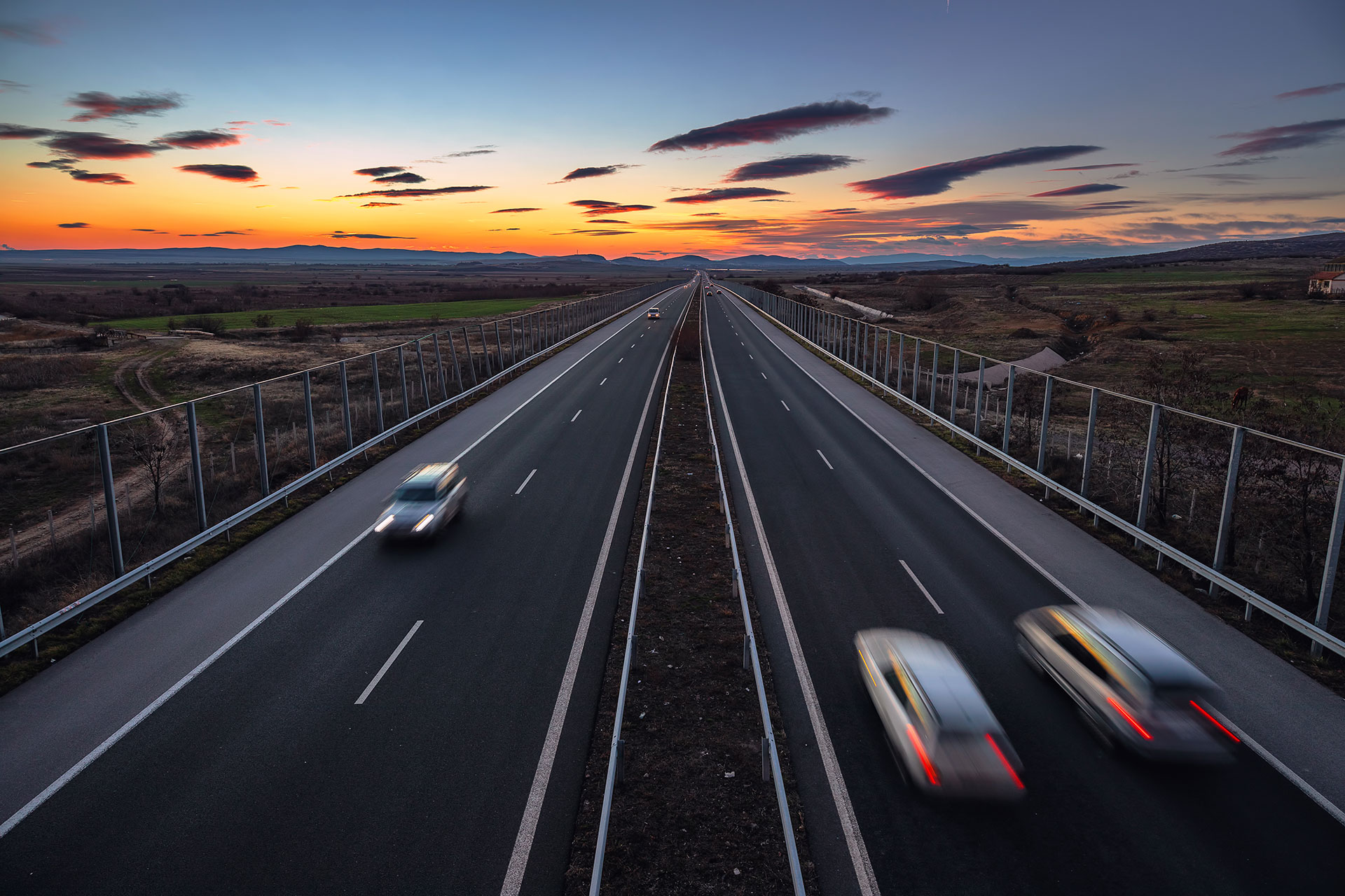 Zwei Straßen mit Autos darauf