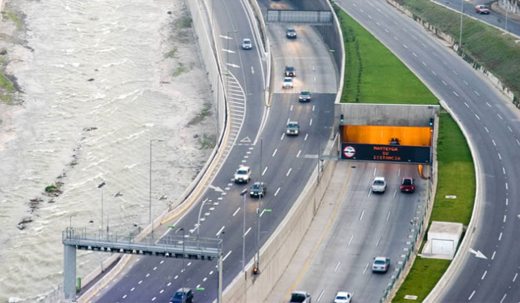 Autobahn mit fahrenden Autos, Beispiel für Kapsch TrafficComs fortschrittliche Verkehrslösungen.